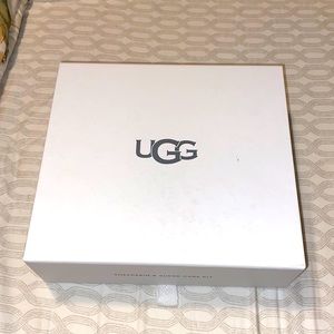NEW WITH ALL ITEMS IN BOX HAS NEVER BEEN OPENED UGG SHEEPSKIN & SUEDE CARE KIT!